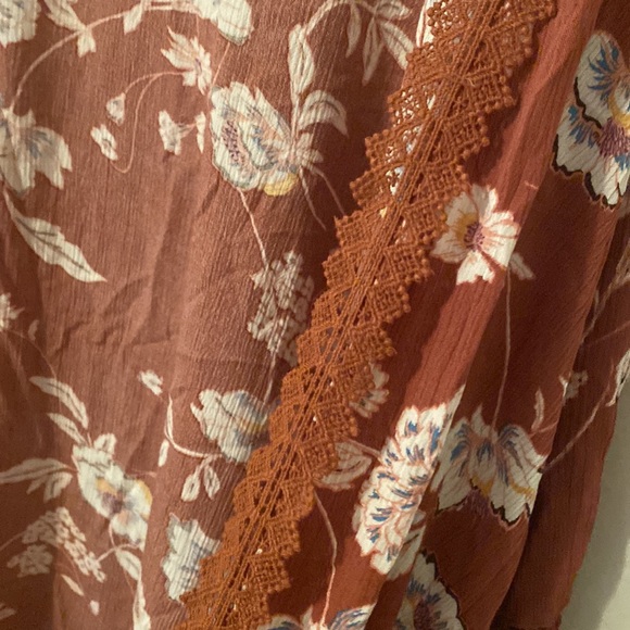 Maurices Dark Mauve Floral Kimono with Lace and Cutout Details [Size: XL] - Picture 4 of 6